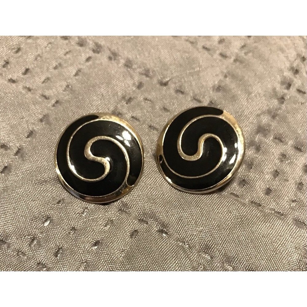 Vintage Lightweight Gold Tone & Black Enamel Round Swirl Clip On Earrings